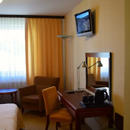 Dwór Zielone Wzgórza Hotel *