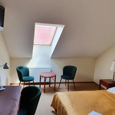 Dwór Zielone Wzgórza Hotel *